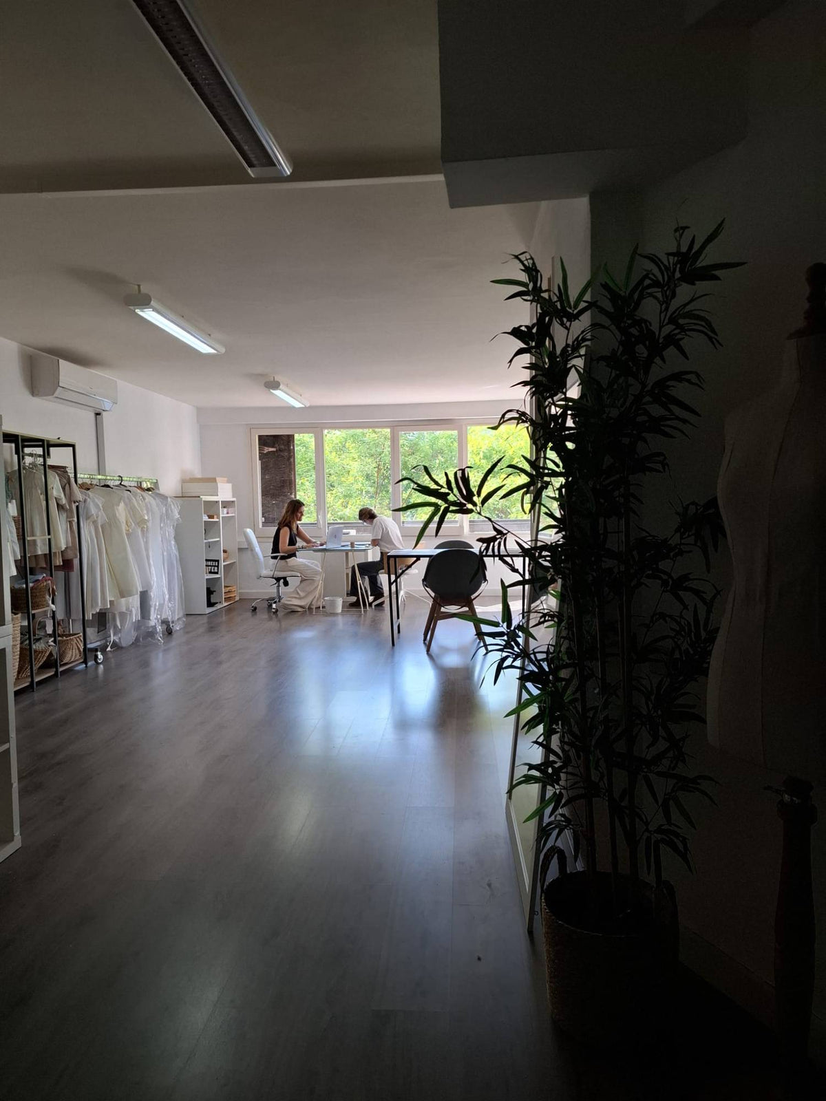 Equipo de Les Amis trabajando en el estudio de diseño