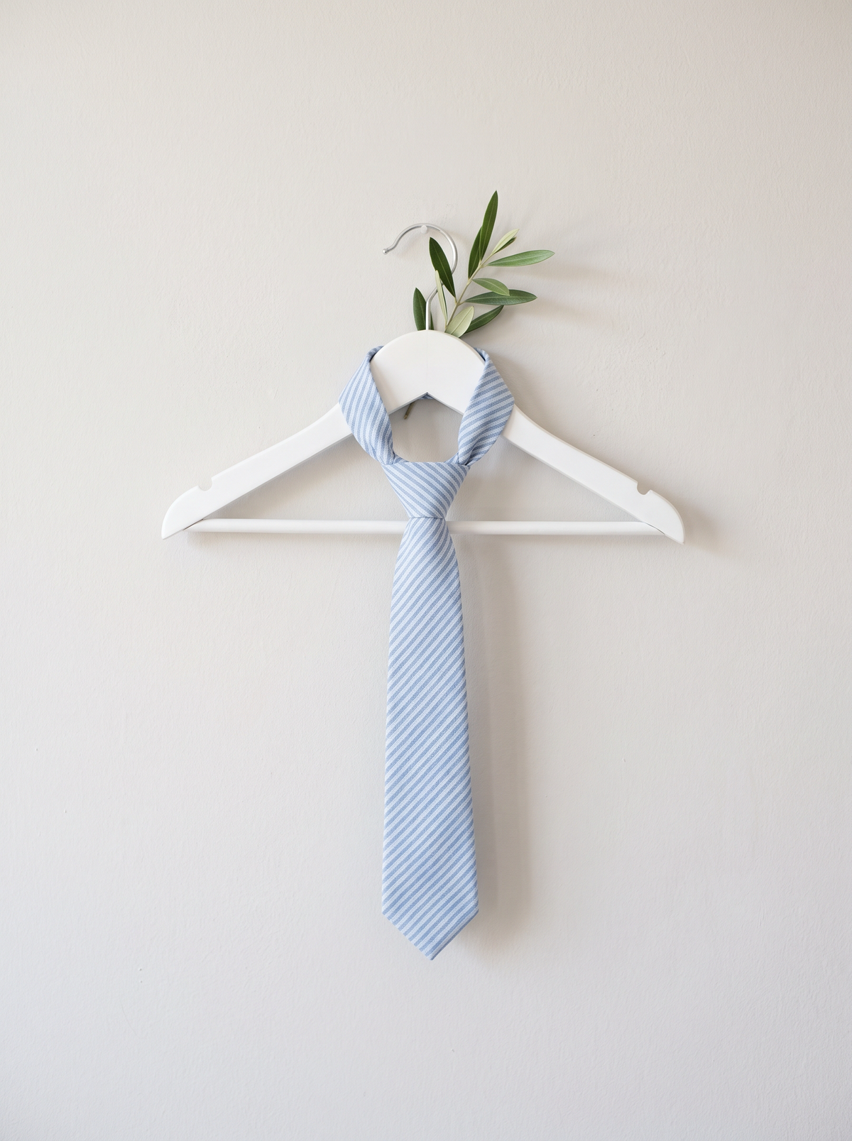 Corbata rayas azules percha